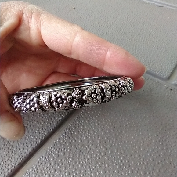 Women's silvertone bangle bracelet. - Picture 1 of 3